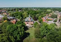 luchtbeeld van het Wuustwezelse gemeentehuis en gemeentepark in de lente van 2025