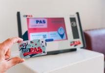 iemand houdt zijn UiTPAS voor een UiTPAS-zuil