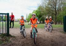fietsende kinderen tijdens een fiets-omnisportkamp in Sterbos