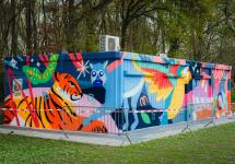 Twee voormalige klascontainers die een kleurrijke make-over hebben gekregen