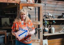 keramiste Yoke Vliegen voor haar atelier in Wuustwezel