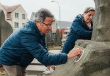 Vrijwilligers onderhouden de historisch waardevolle graven