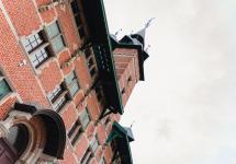 voorgevel van het Wuustwezelse gemeentehuis