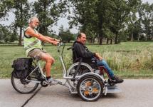 Vrijwilliger Simon en Steve op de rolstoelfiets langs de Pleckskesroute