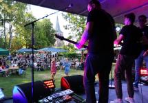 Muzikaal optreden, publiek en dansers tijdens Gooreinds Tuinfeest 2023
