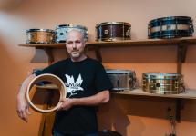 Gert Breugelmans van Lignum Drums bij enkele van zijn snare drums