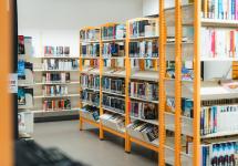 boekenrekken in de bibliotheek van Wuustwezel