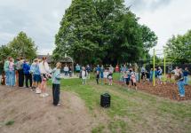 de Wuustwezelse jeugdredactie en kinderen en volwassenen uit de buurt bij het vernieuwde speelterrein aan de Mansionstraat