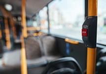 closeup van het interieur van een lege bus met een stop-knop
