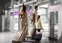 een gezin met reiskoffers in een luchthaven