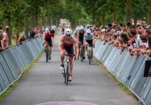 Fietsers tijdens Sterke Peer Triatlon editie 2024 - foto: Wezelopdefoto