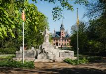 zicht op de voorgevel van het gemeentehuis vanuit het gemeentepark