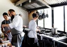 een kookteam aan het werk in een professionele keuken