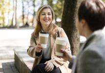 twee vrouwen drinken samen koffie buiten